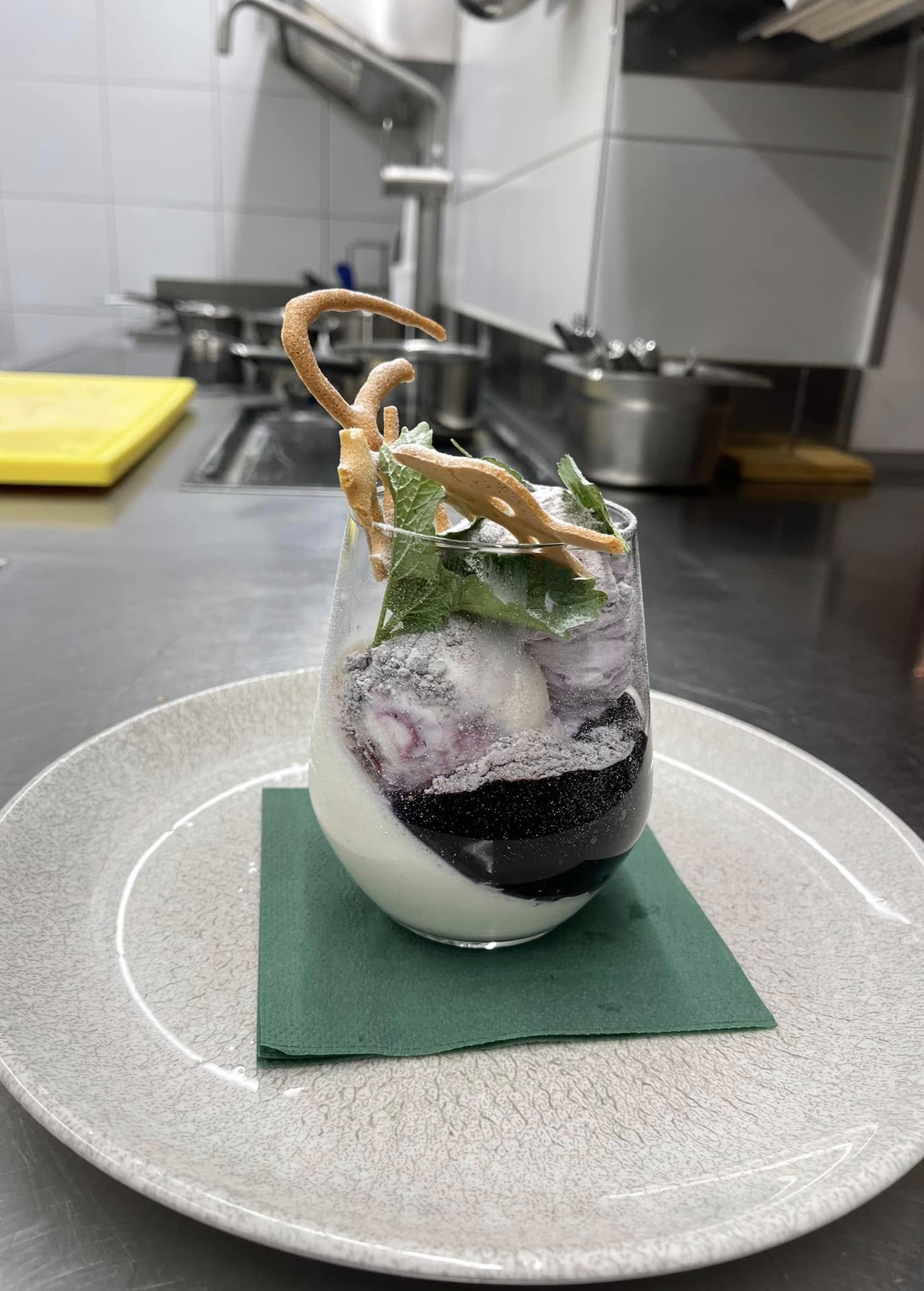 Panna-Cotta Dessert mit Heidelbeere