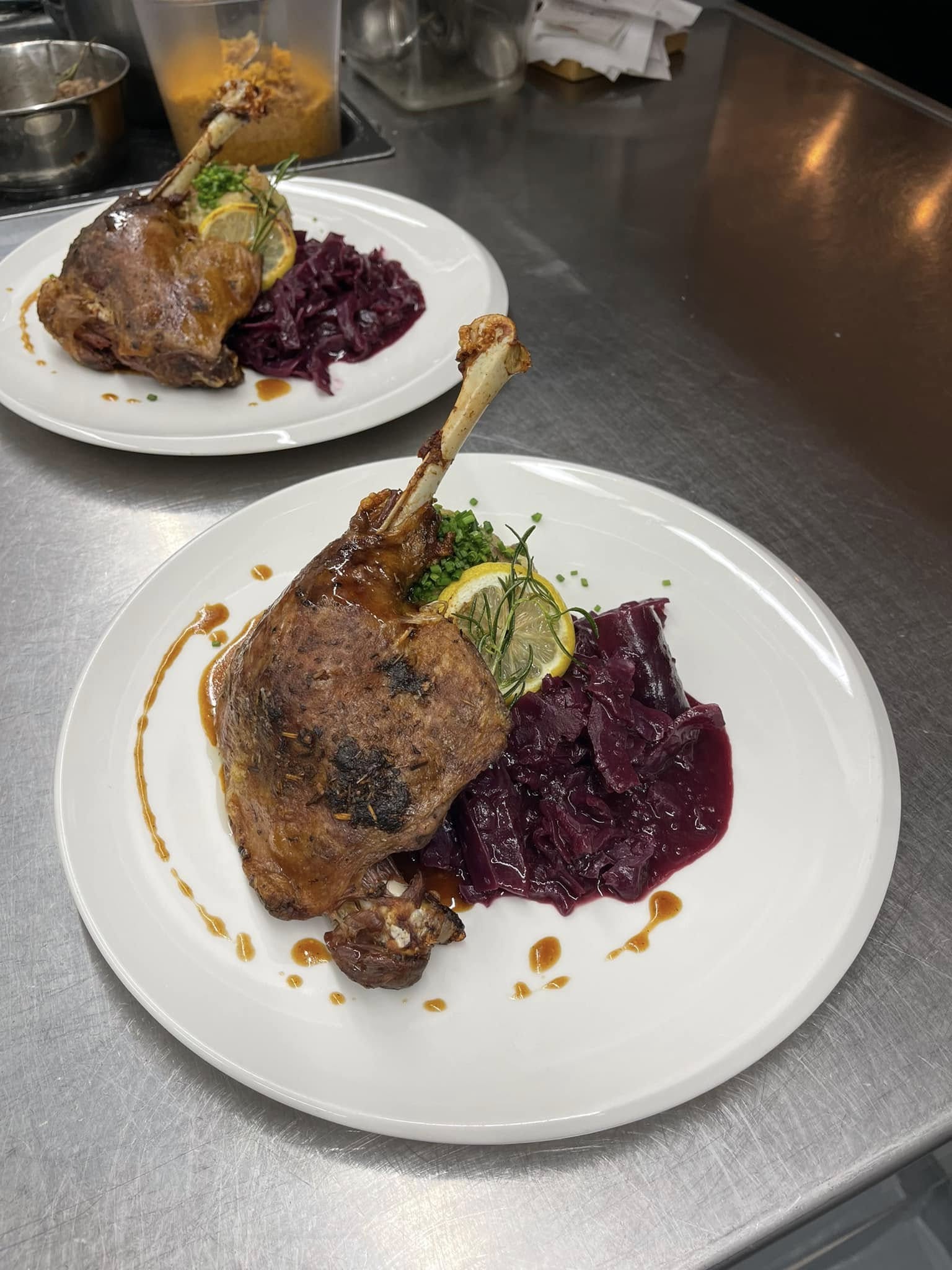 Entenkeule mit Rotkraut und Knödel