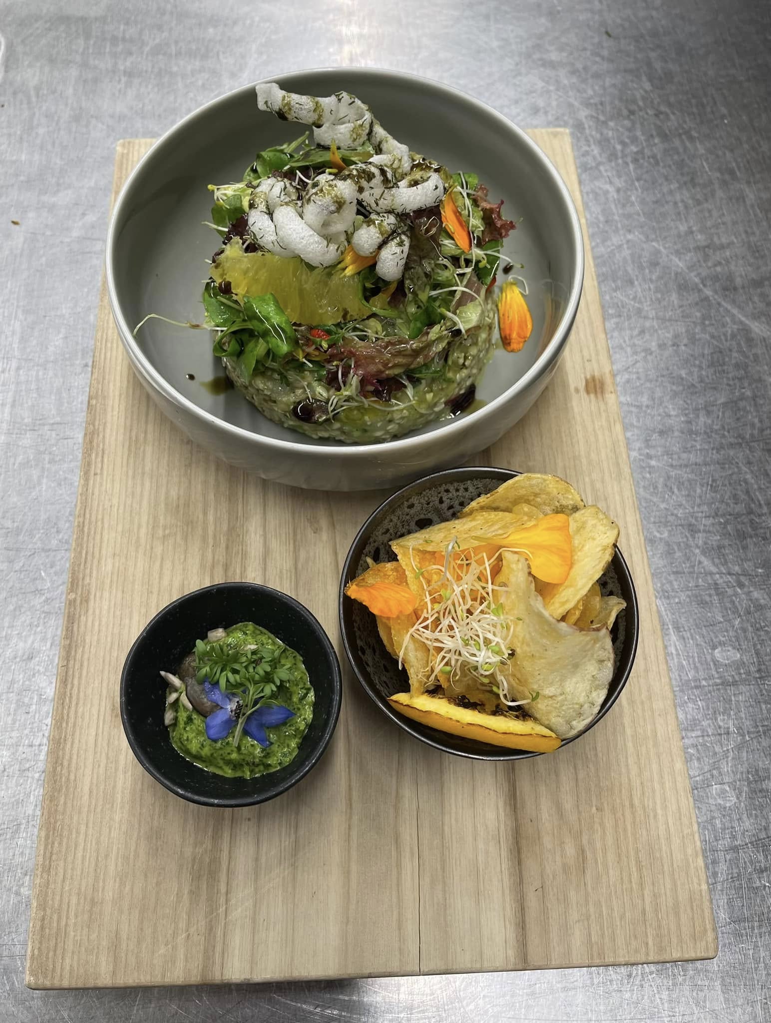 Tatar mit Chips auf Holzbrett