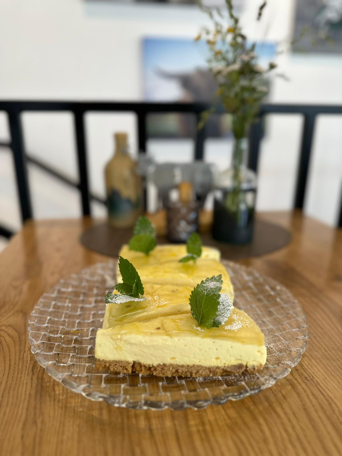 Zitronen-Cheesecake mit Zitronenmelisse